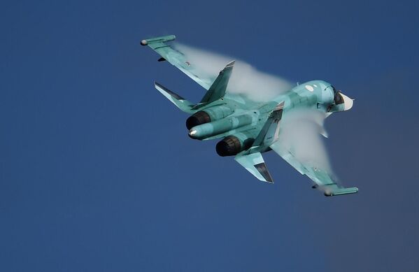 Истребитель-бомбардировщик Су-34 выполняет демонстрационный полет в рамках Международного форума Армия-2020  - Sputnik Узбекистан