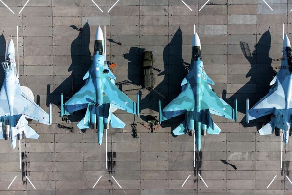 Фронтовые бомбардировщики Су-24, многоцелевые истребители Су-30СМ и истребители-бомбардировщики Су-34  на конкурсе Авиадартс-2021в Краснодарском крае - Sputnik Узбекистан
