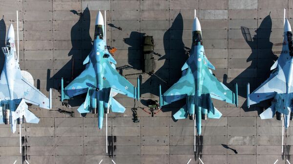 Frontovie bombardirovshiki Su-24, mnogotselevie istrebiteli Su-30SM i istrebiteli-bombardirovshiki Su-34  na konkurse Aviadarts-2021v Krasnodarskom krae - Sputnik O‘zbekiston