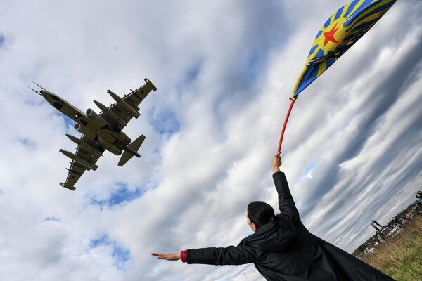 Штурмовик Су-25 выступает на авиационном празднике в честь Дня Победы в Кубинке - Sputnik Узбекистан