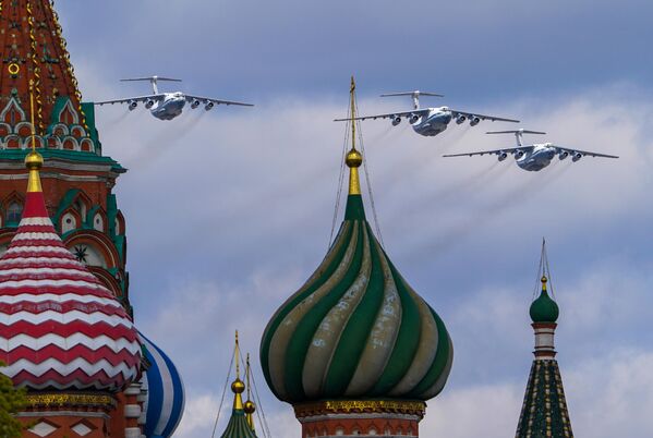 Тяжелые транспортные самолеты Ил-76 на репетиции воздушной части парада Победы в Москве - Sputnik Узбекистан