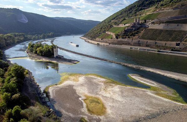 Из-за сильной засухи в Германии частично пересох Рейн.  - Sputnik Узбекистан