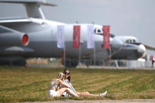 Девушки сидят на летном поле во время открытия Международного военно-технического форума &quot;Армия-2022&quot; в Кубинке. - Sputnik Узбекистан