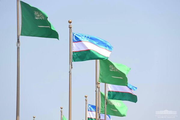 Флаги Узбекистана и Саудовской Аравии - Sputnik Ўзбекистон