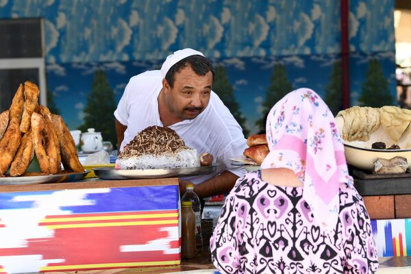 Продавец общается с женщиной на рынке в Ташкенте - Sputnik Узбекистан