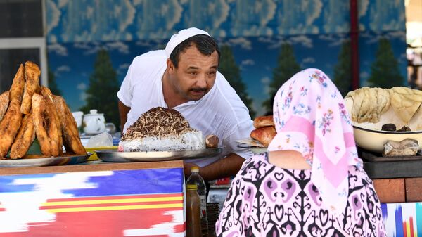 Продавец общается с женщиной на рынке в Ташкенте - Sputnik Ўзбекистон