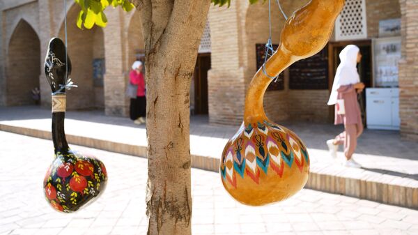 Декоративная тыква на территории религиозного комплекса Медресе Баракхан в Ташкенте  - Sputnik Узбекистан