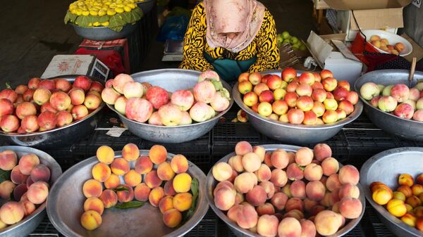 Продажа фруктов на рынке в Ташкенте - Sputnik Узбекистан