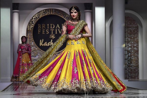 Пакистанские невесты также любят ягодные цвета, например, фуксию. - Sputnik Узбекистан
