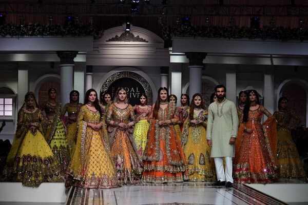 Свадебный показ мод в Пакистане — настоящее буйство красок. - Sputnik Узбекистан