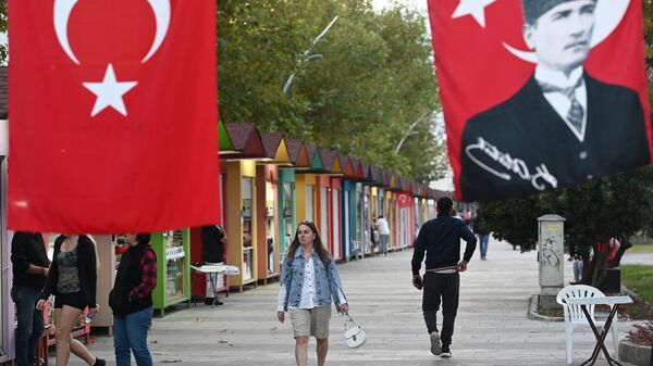 Флаг Турции в Ататюрк-парке в турецком городе Кемер. - Sputnik Ўзбекистон
