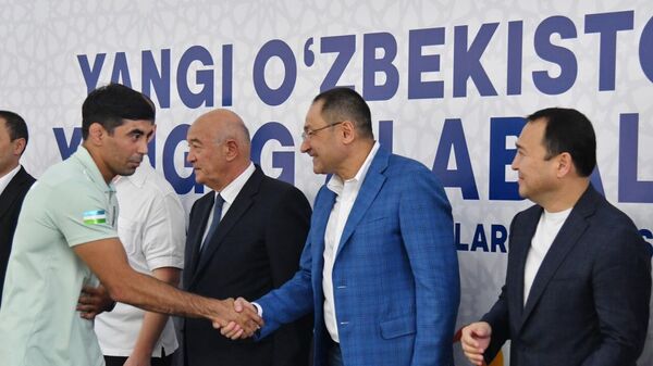 Министр развития спорта Узбекистана встретился с победителями и призерами Игр Исламской солидарности. - Sputnik Узбекистан