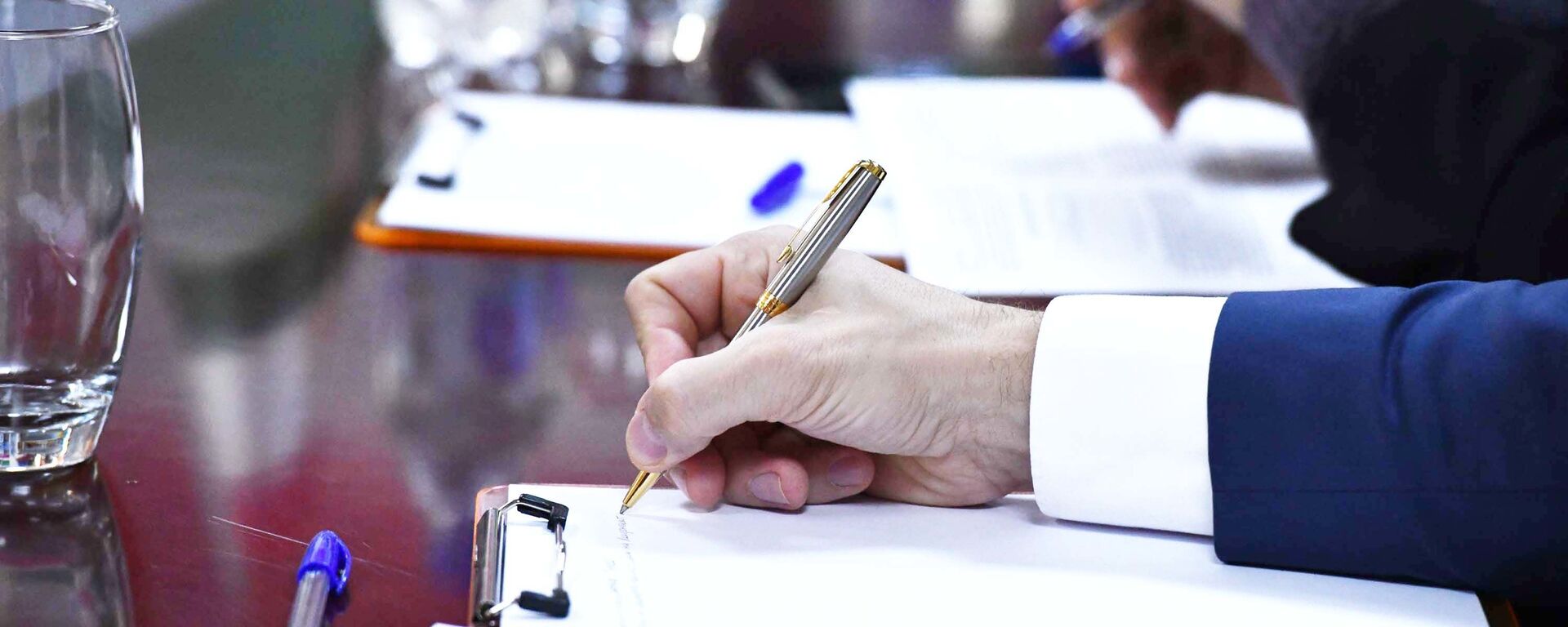 Podpis dokumenta. arxivnoe foto - Sputnik O‘zbekiston, 1920, 02.09.2025