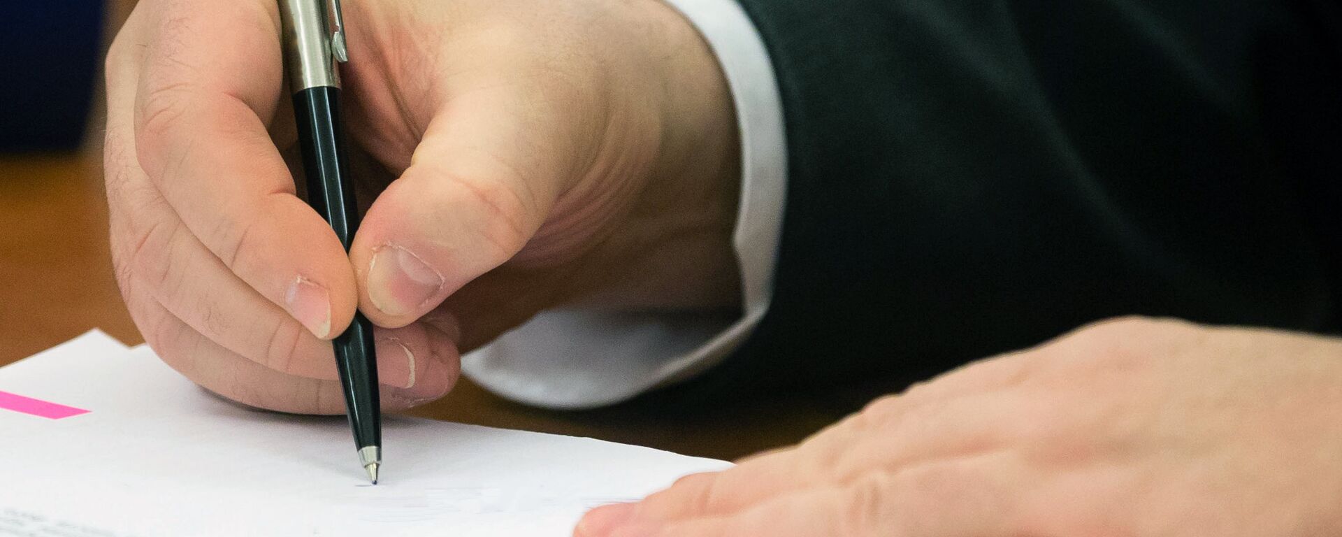 Podpis dokumenta, arxivnoe foto - Sputnik O‘zbekiston, 1920, 21.11.2025