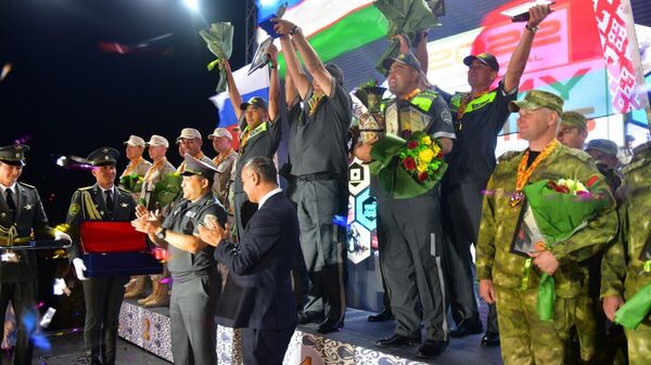 Церемония награждения победителей и призеров этапа VIII Армейских международных игр Дорожный патруль в Коканде. - Sputnik Узбекистан