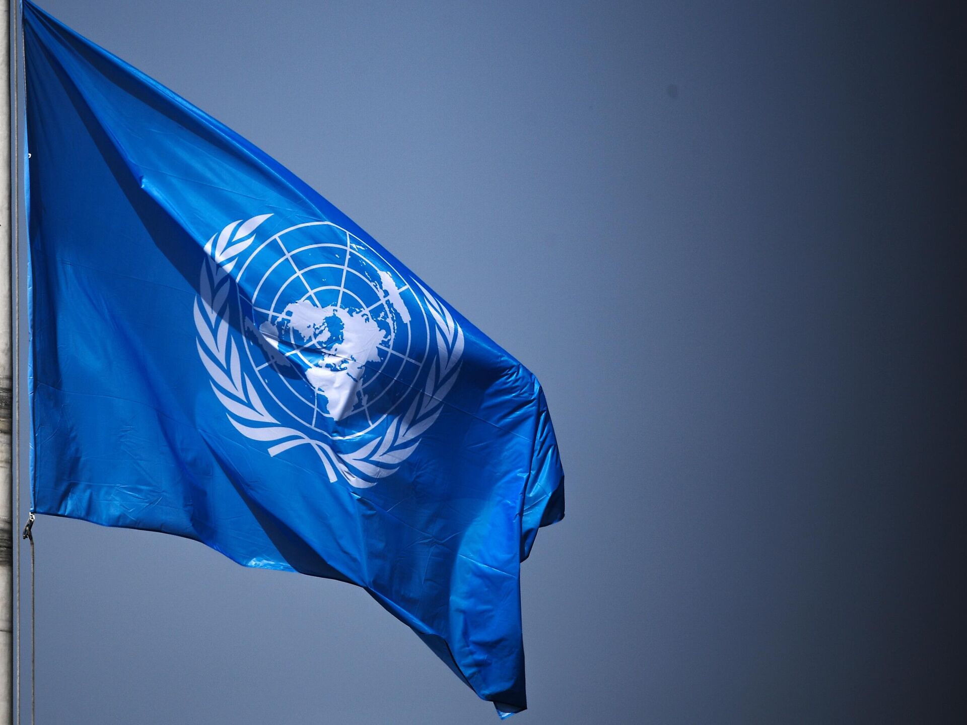 Украина оон сегодня. Флаг ООН. Флаг организации Объединенных наций. Организация Объединенных наций (ООН). Генеральная Ассамблея ООН флаг.