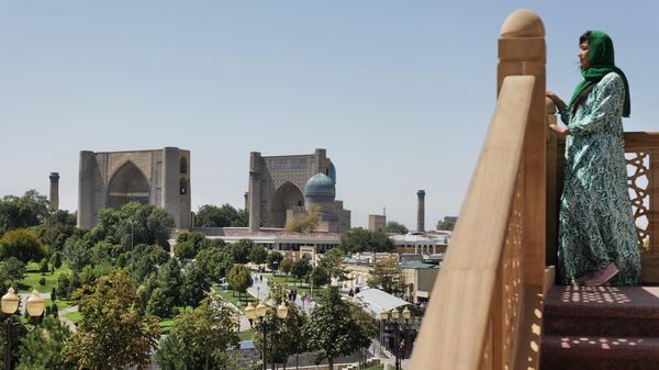 Посетительница на территории мавзолея Тамерлана (Гур-Эмир) в Самарканде.  - Sputnik Узбекистан