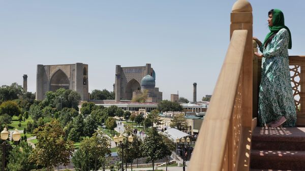 Posetitelnitsa na territorii mavzoleya Tamerlana (Gur-Emir) v Samarkande. - Sputnik O‘zbekiston