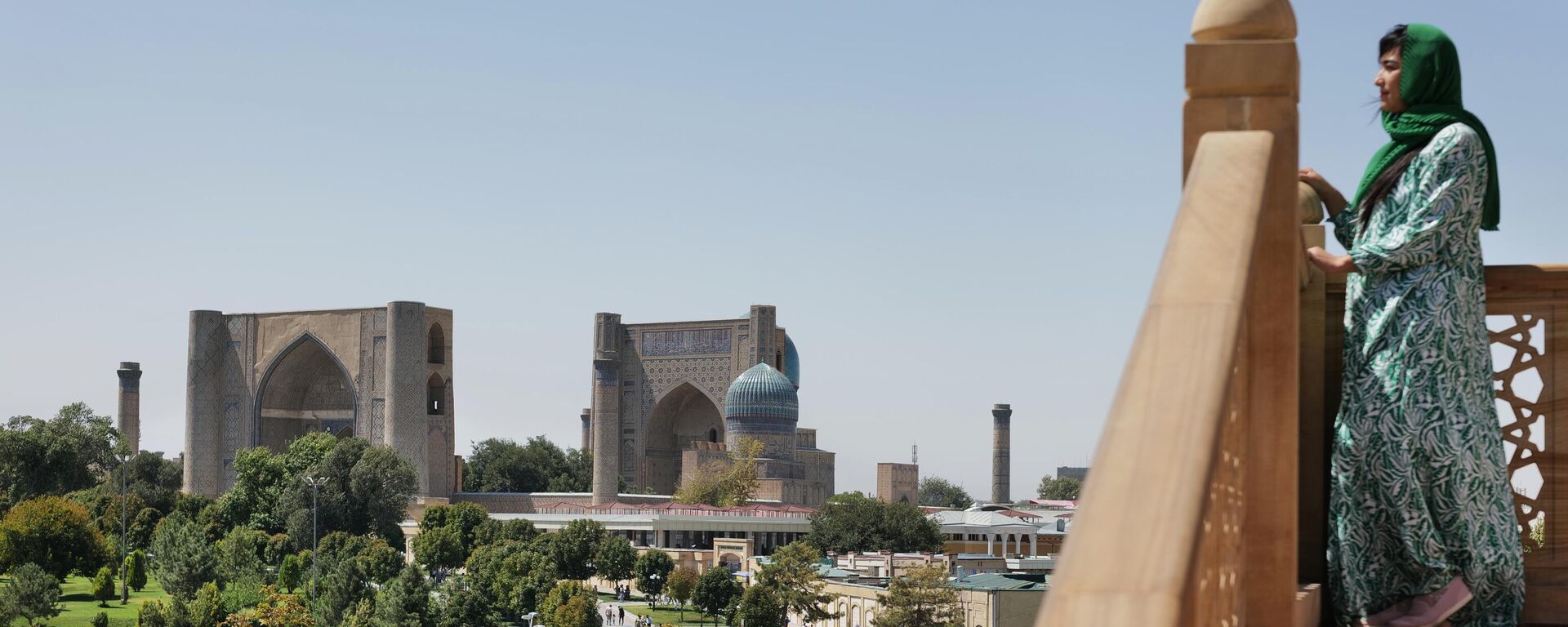 Посетительница на территории мавзолея Тамерлана (Гур-Эмир) в Самарканде.  - Sputnik Узбекистан, 1920, 18.01.2024