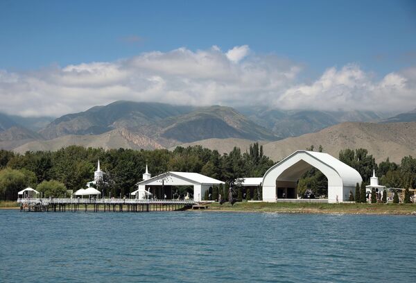 Культурный центр Рух Ордо имени Чингиза Айтматова на берегу озера Иссык-Куль в городе Чолпон-Ата. - Sputnik Узбекистан