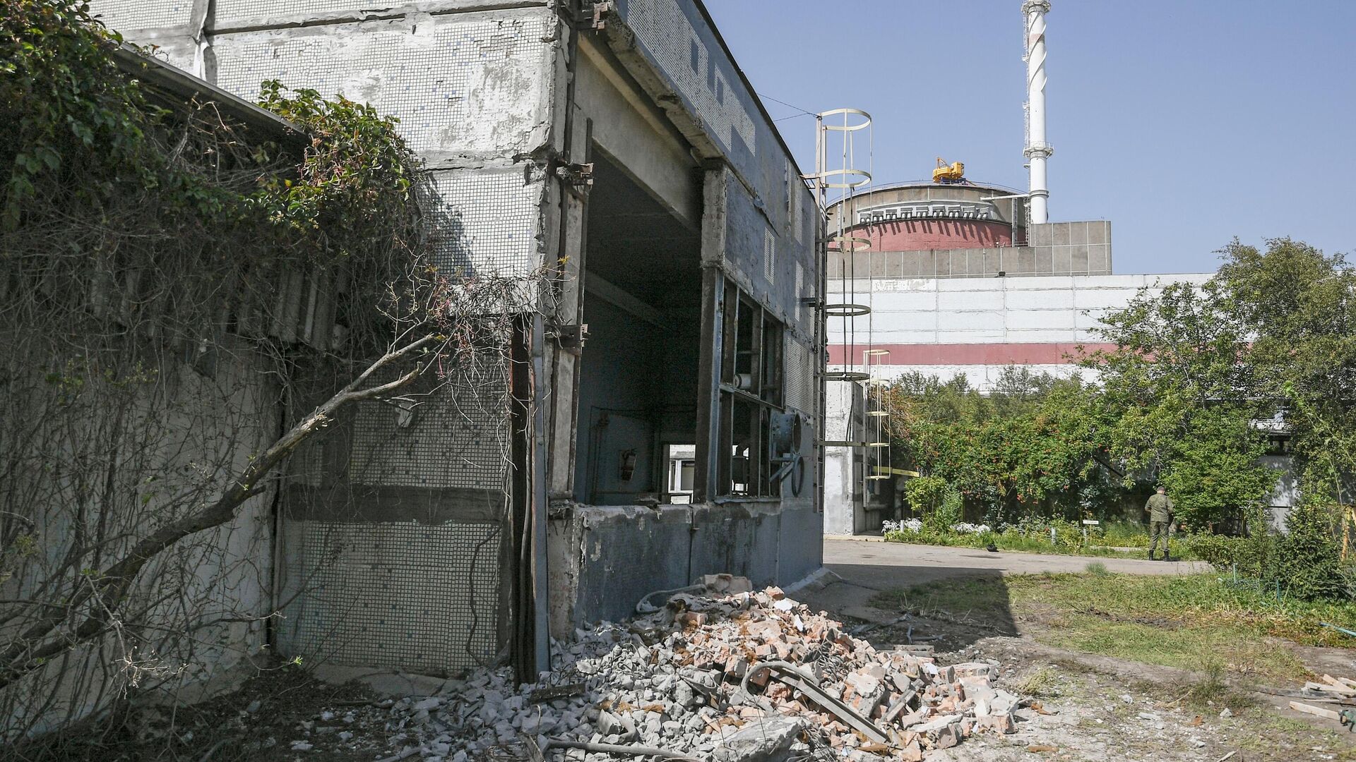 Здание насосной станции, поврежденное в результате обстрела на территории Запорожской АЭС в Энергодаре. - Sputnik Узбекистан, 1920, 25.08.2022