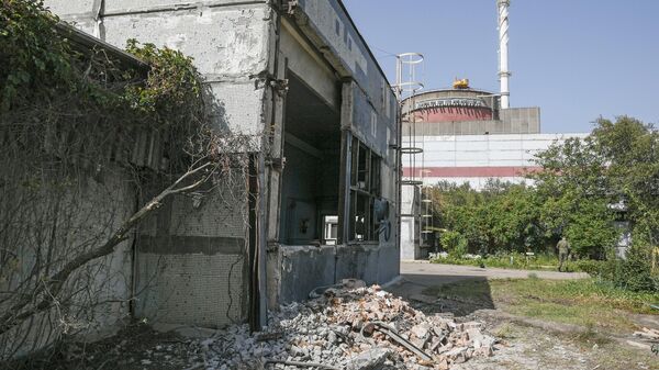 Здание насосной станции, поврежденное в результате обстрела на территории Запорожской АЭС в Энергодаре. - Sputnik Узбекистан