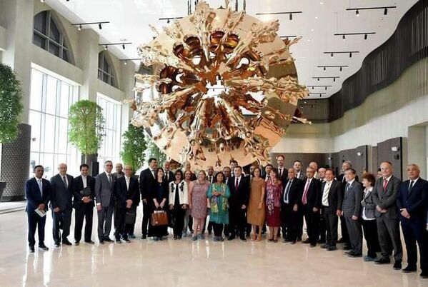 Посетители Конгресс-холла фотографируются около скульптуры &quot;Солнце&quot;. - Sputnik Узбекистан