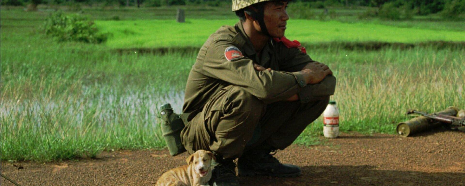 Soldat s bezdomnim shenkom nedaleko ot severnoy granisi Kambodji s Tailandom - Sputnik O‘zbekiston, 1920, 25.07.2025