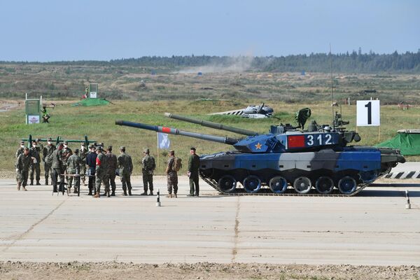 Военнослужащие экипажа команды Китая сдают нормативы по технической подготовке во время соревнований танковых экипажей в рамках конкурса Танковый биатлон-2022 - Sputnik Узбекистан
