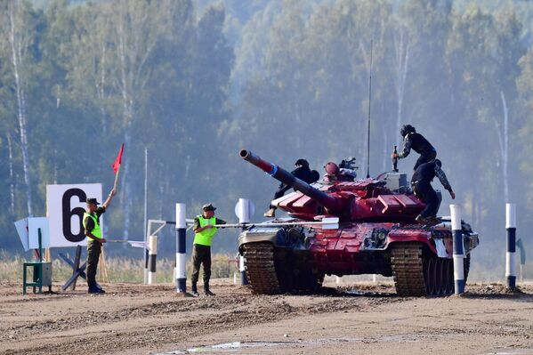 Военнослужащий экипажа команды Монголии во время соревнований танковых экипажей в рамках конкурса Танковый биатлон-2022 - Sputnik Узбекистан