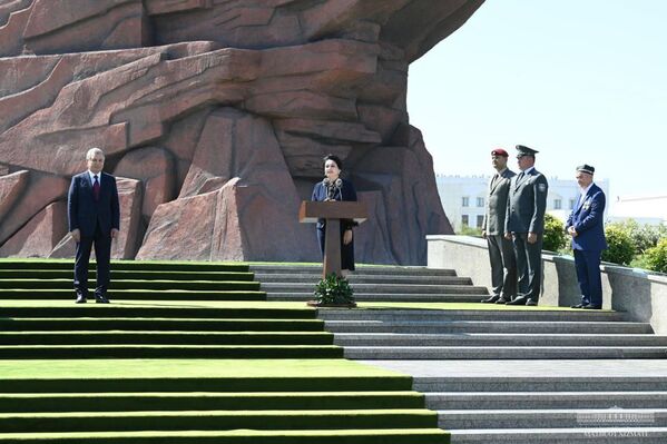 Prezident Shavkat Mirziyoyev otkril pamatnik velikomu polkovodsu Djaloliddinu Manguberdi v gorode Urgenche. - Sputnik O‘zbekiston