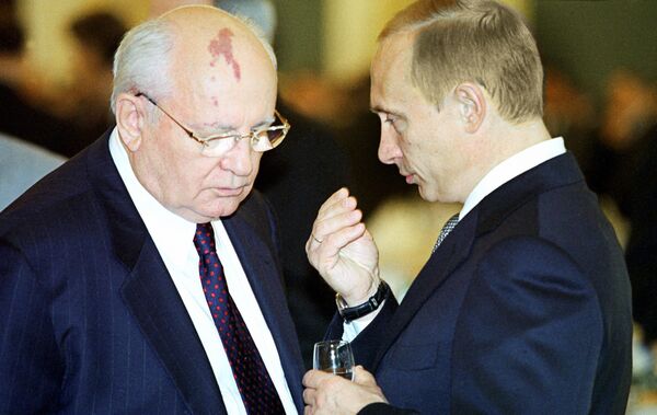 Rossiya prezidenti Vladimir Putin va Mixail Gorbachov, 2002-yil - Sputnik O‘zbekiston