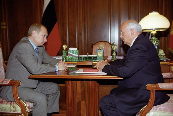 Mixail Gorbachov Rossiya prezidenti Vladimir Putin qabulida, 2000-yil - Sputnik O‘zbekiston