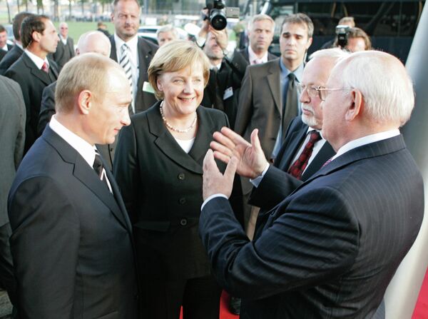 Rossiya prezidenti Vladimir Putin, Mixail Gorbachov va Germaniya kansleri Angela Merkel, Germaniya, 2006-yil, oktabr - Sputnik O‘zbekiston
