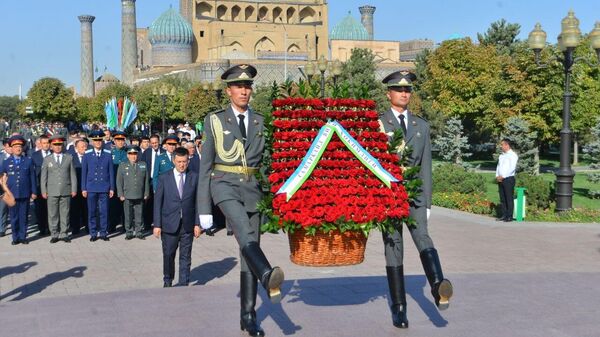 В Самарканде почтили память Ислама Каримова - Sputnik Узбекистан