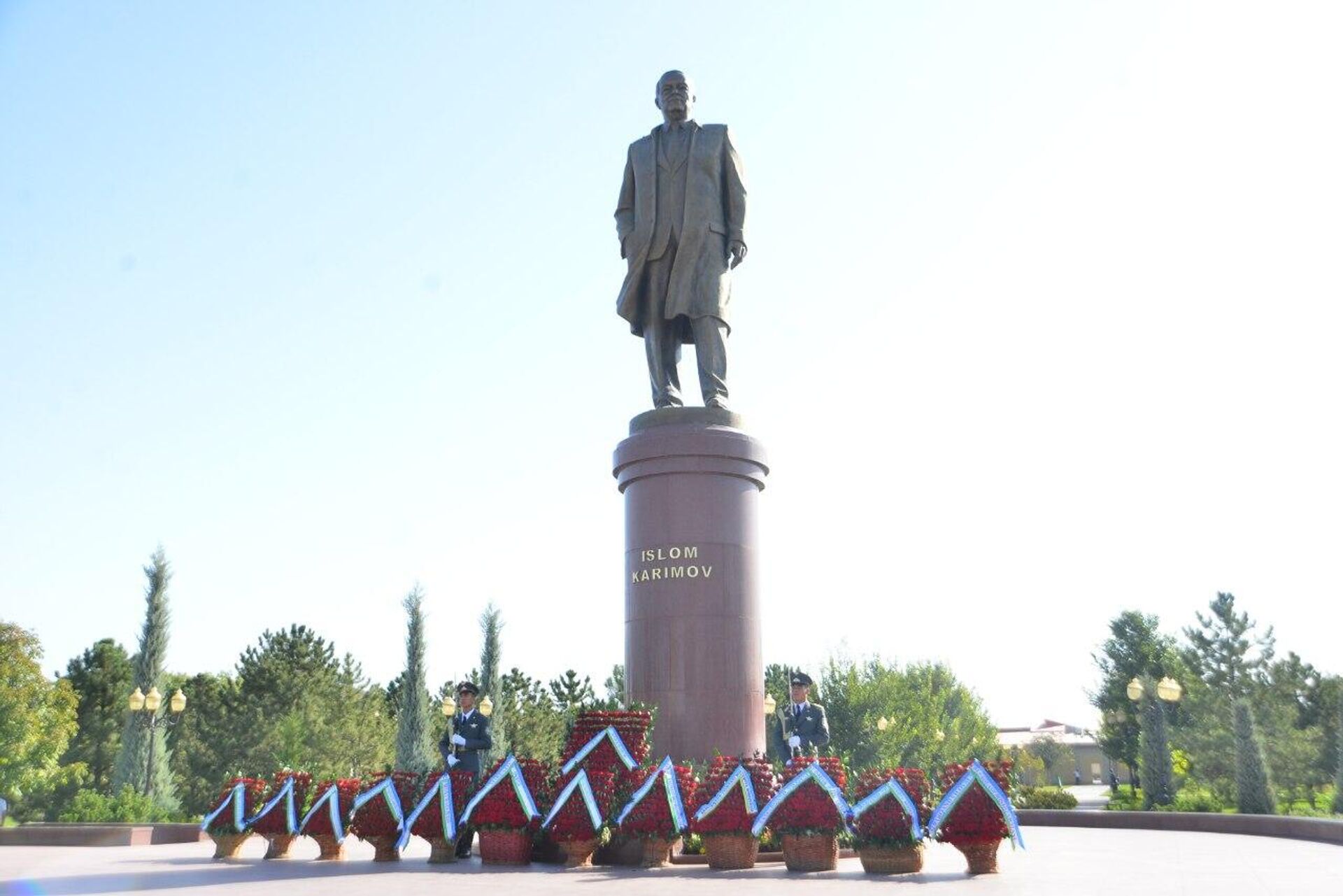 V Samarkande pochtili pamat Islama Karimova - Sputnik O‘zbekiston, 1920, 02.09.2022