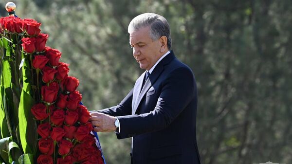 Президент Шавкат Мирзиёев посетил Научно-просветительский мемориальный комплекс имени Ислама Каримова и возложил цветы к подножию памятника первому президенту - Sputnik Узбекистан