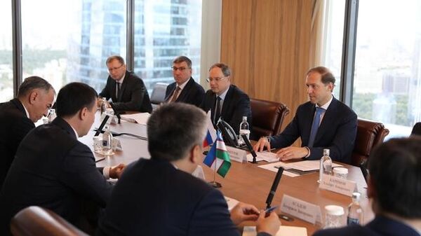 Денис Мантуров и Жамшид Ходжаев обсудили торгово-экономическое сотрудничество России и Узбекистана - Sputnik Узбекистан