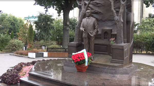 Памятник Ислама Каримова в Москве. - Sputnik Ўзбекистон