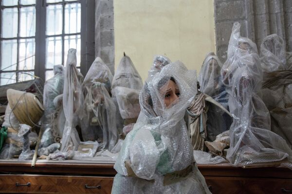 Статуи, защищенные пленкой, находятся в хранилище внутри католической церкви Богоматери Ангелов в Мехико. - Sputnik Узбекистан