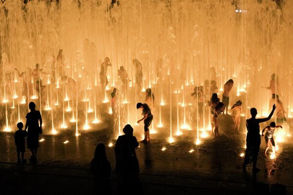 Люди охлаждаются в фонтане недалеко от Старого города Иерусалима. - Sputnik Узбекистан