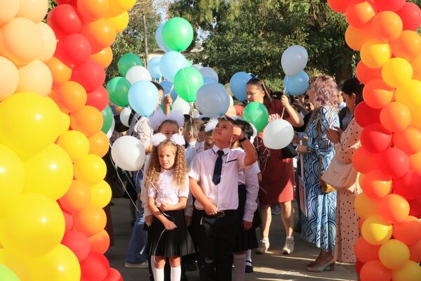 В этом году в первый класс по всей республике пошло 702 тысячи мальчишек и девчонок. - Sputnik Узбекистан