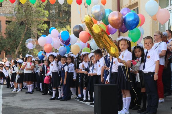 По традиции ребята приходят в школу с воздушными шарами. - Sputnik Узбекистан