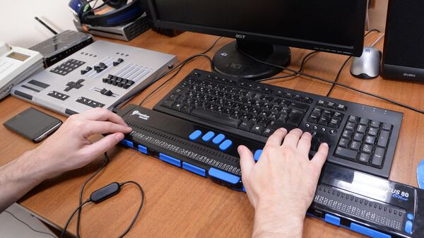 Незрячий сотрудник использует специальную компьютерную клавиатуру со шрифтом Брайля, архивное фото - Sputnik Ўзбекистон