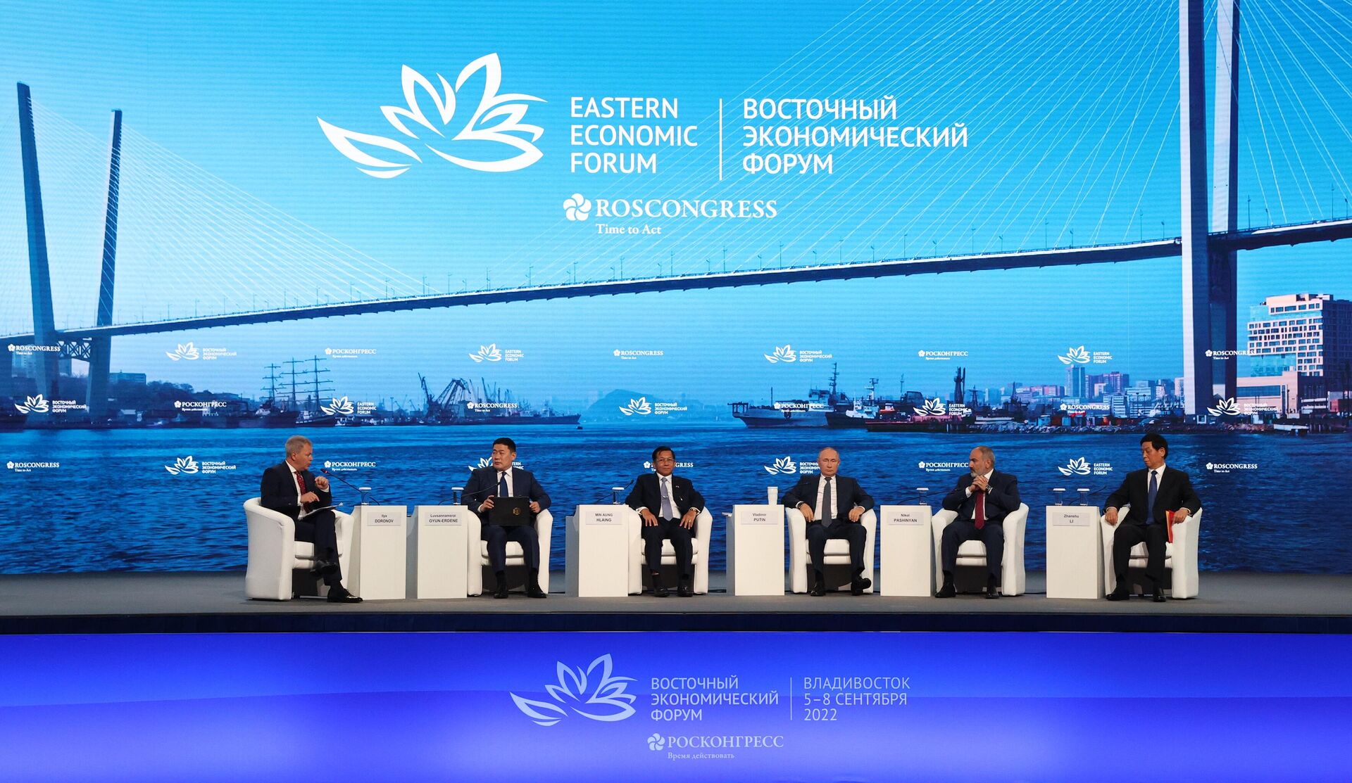 Prezident RF Vladimir Putin na plenarnom zasedanii VII Vostochnogo ekonomicheskogo foruma vo Vladivostoke - Sputnik O‘zbekiston, 1920, 08.09.2022