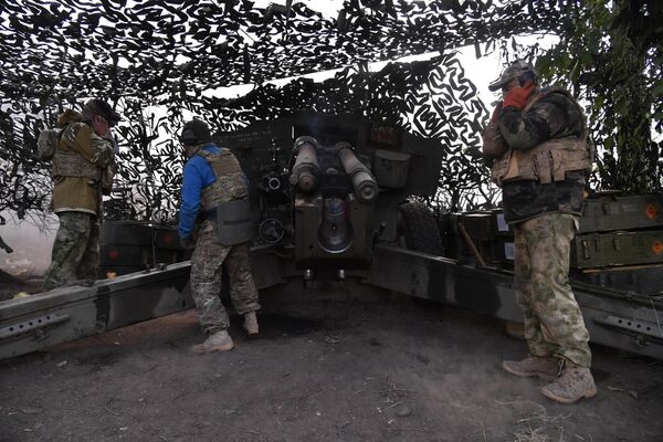 Бойцы артиллерийского расчета ЧВК &quot;Вагнер&quot; стреляют из гаубицы Д20 калибра 152 мм по позициям ВСУ рядом с Бахмутом в ДНР. - Sputnik Узбекистан