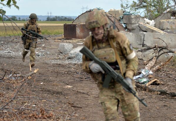 Военные проводят разведку на оставленных позициях ВСУ рядом. - Sputnik Узбекистан