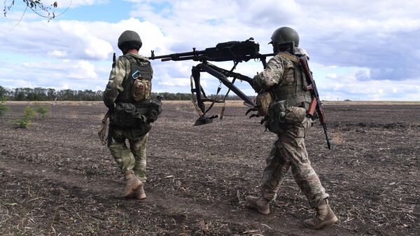 Бойцы группировки Бахмут ЧВК Вагнер передвигаются на позиции по окраине Бахмута в Донецкой области - Sputnik Узбекистан