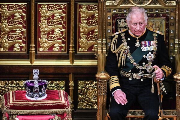 Принц Чарльз на фоне королевской короны в палате лордов, 10 мая 2022 года.  - Sputnik Узбекистан