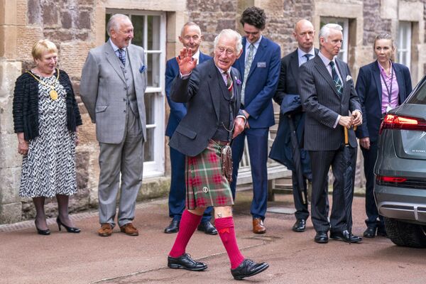 Принц Уэльский, герцог Ротсей Чарльз во время визита в Ланаркшир, Шотландия, 7 сентября 2022 г.  - Sputnik Узбекистан